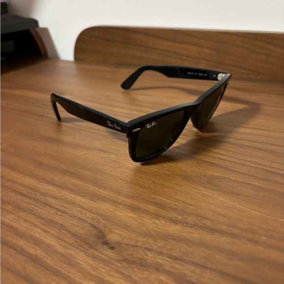 Black Wayfarer Ray-Ban sun glasses - Picture 2 of 4